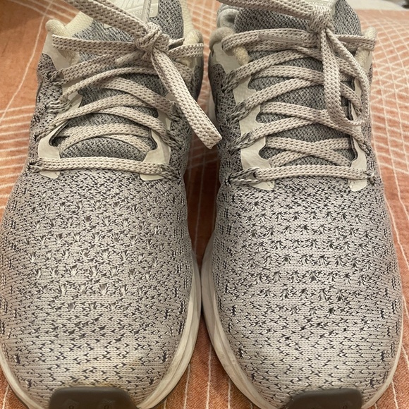 Women’s Nike Tennis Shoes Size 7 - Picture 2 of 12